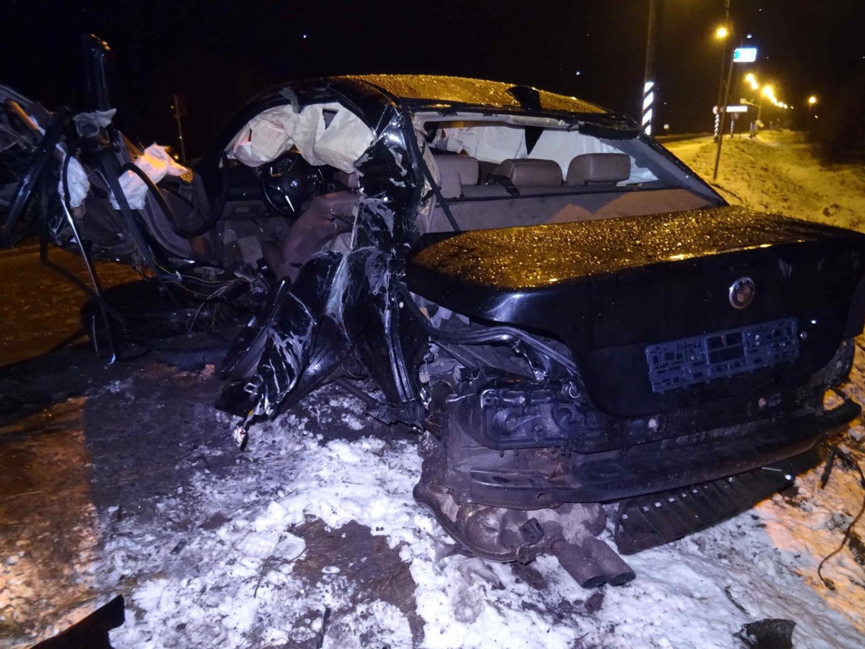 В Архангельске водитель BMW пострадал, врезавшись в столб