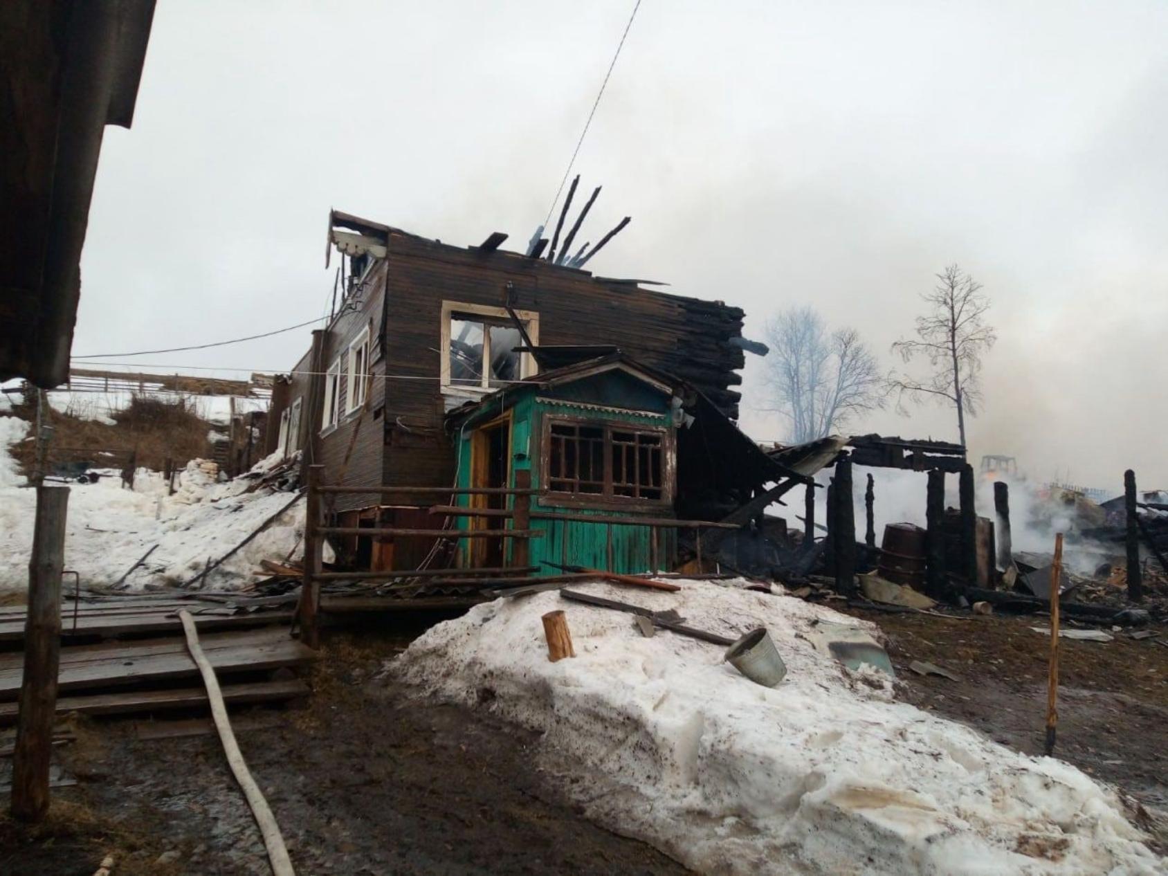 В Мезенском районе ликвидировали крупный пожар — горели четыре жилых дома