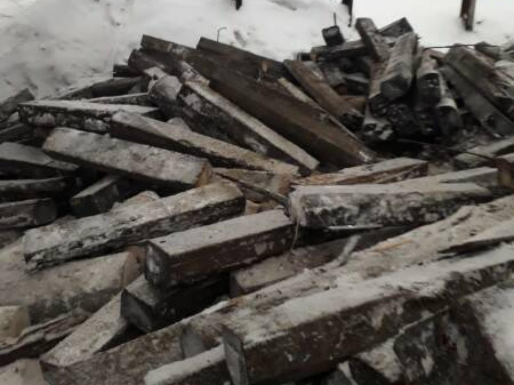 Можно топить шпалами. Шпалы деревянные. Можно топить шпалами. Шпала это пиломатериал. Можно топить шпалами.