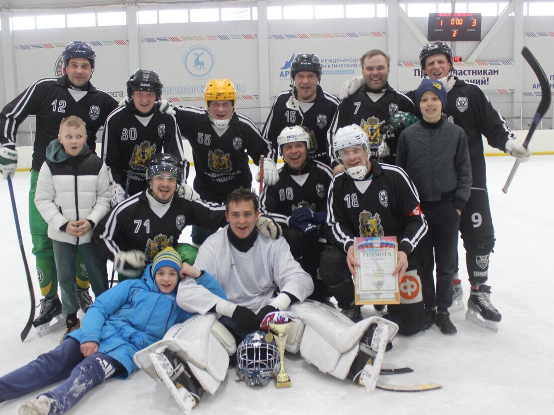 Спорт в архангельске. Женский хоккей с мячом. Водник 2005. Хоккей с мячом площадка.