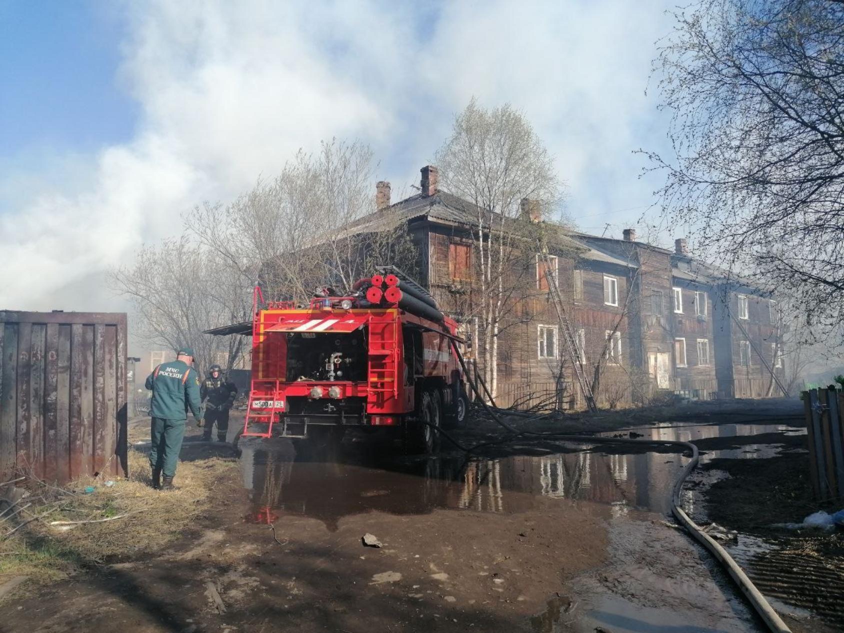 В Архангельске сгорело несколько деревянных сараев. Из соседних домов  эвакуировали 32 человека