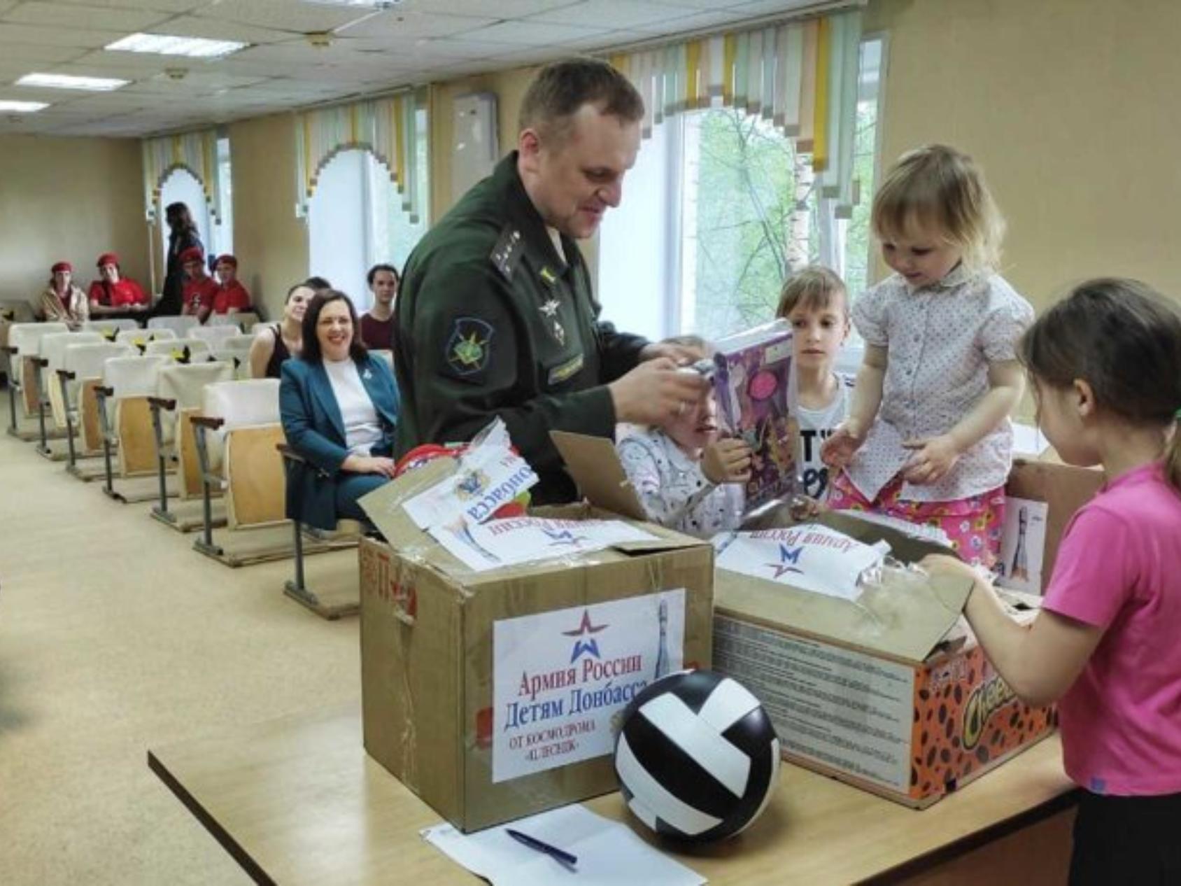 Военнослужащие космодрома Плесецк собрали гуманитарную помощь для прибывших  в Архангельск жителей Донбасса