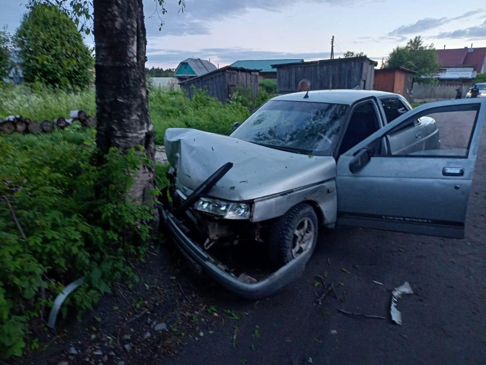 В Онеге пьяный водитель с просроченными правами врезался в столб