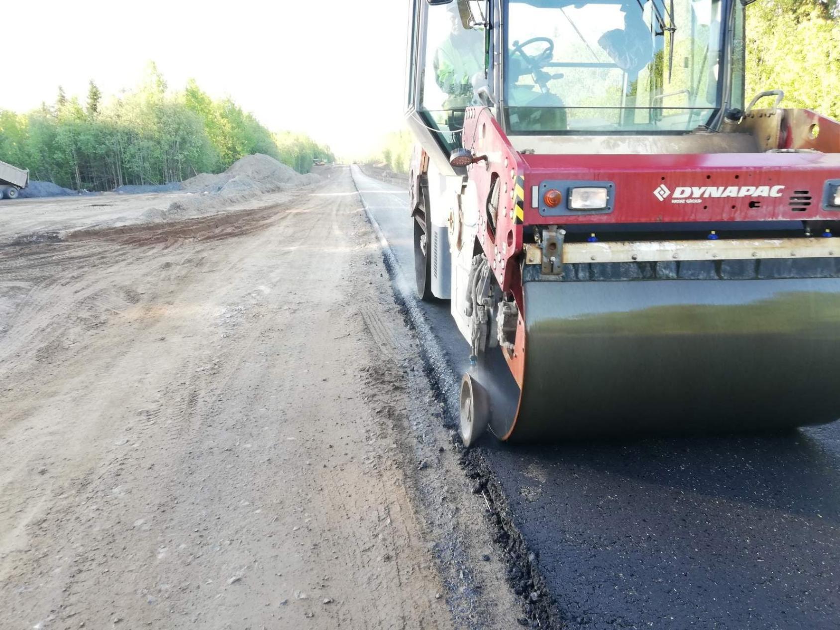 На Онежской дороге приступили к укладке первого асфальта