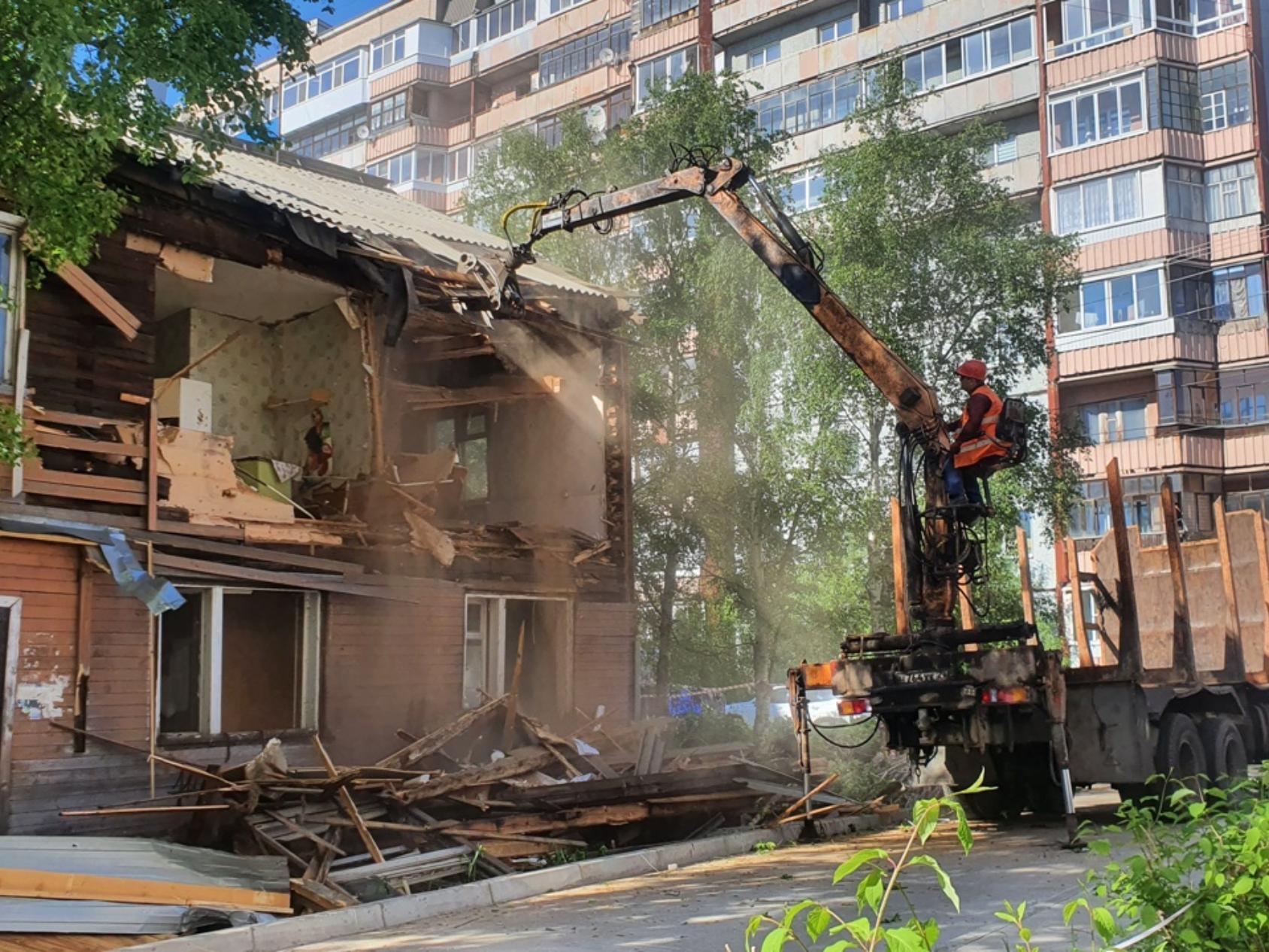 Две знаковых «деревяшки» начали сносить в Архангельске